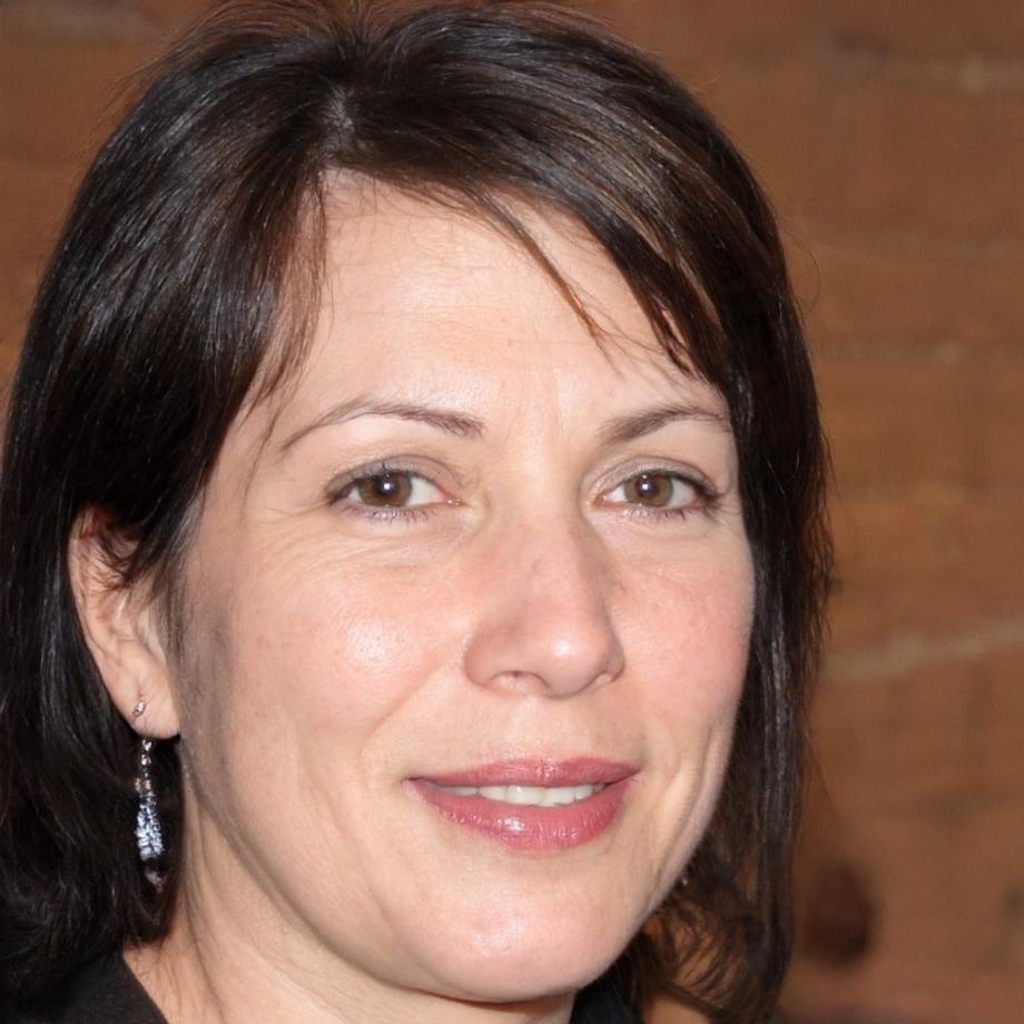 Profesional de marketing digital mostrando su progreso en técnicas SEO