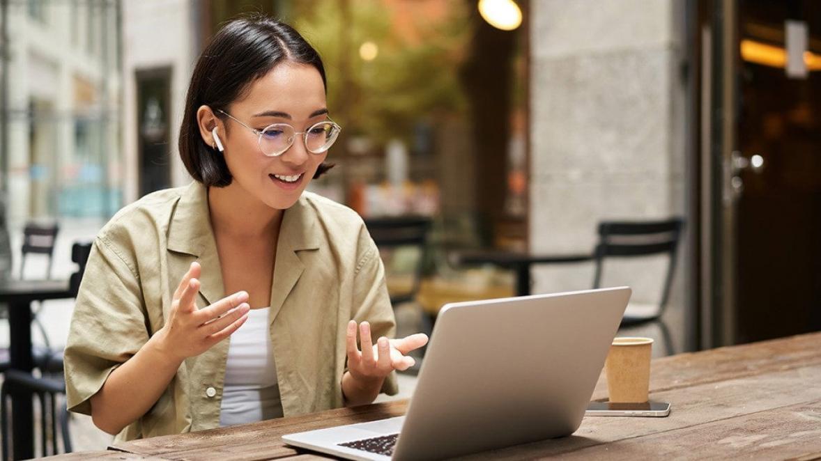 Estudiantes trabajando en optimización SEO durante taller práctico